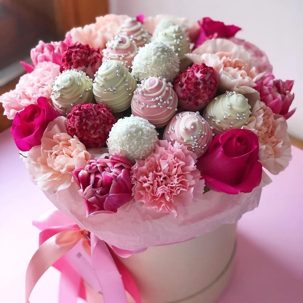 Композиция с розами и клубникой в шляпной коробке