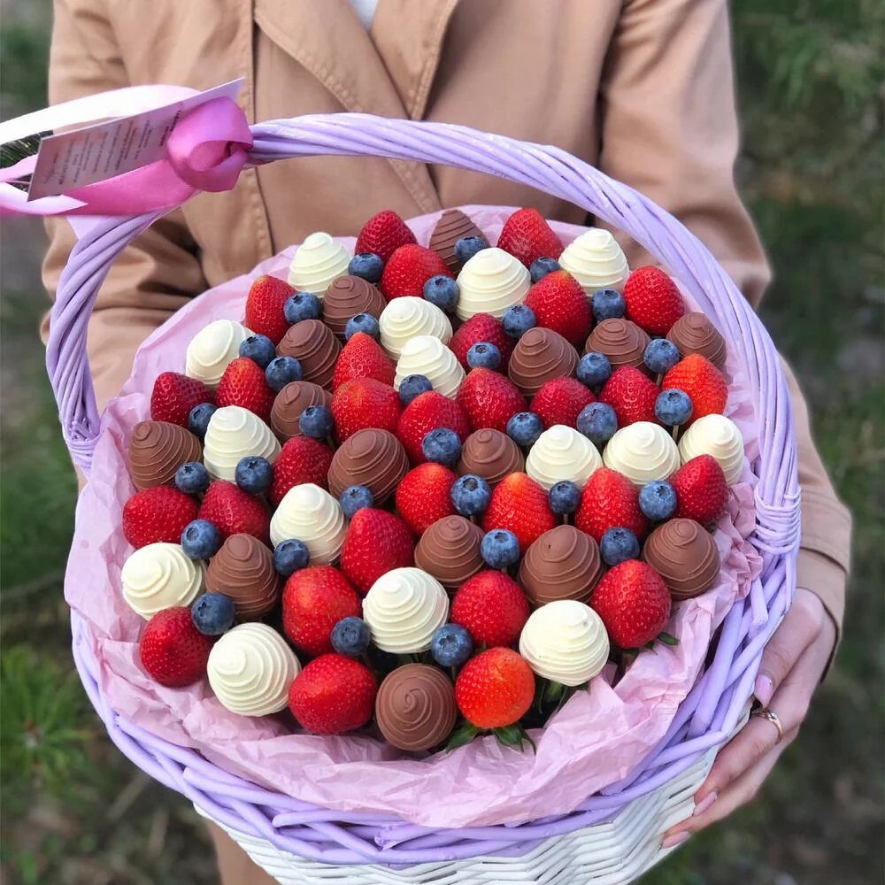 Корзина с клубникой в шоколаде и голубикой