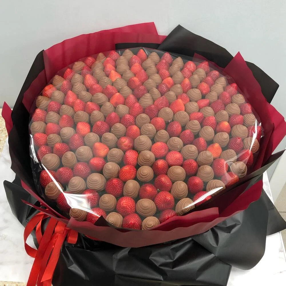 Большой букет из клубники в шоколаде