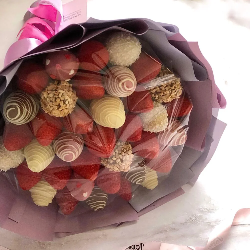 Букет из клубники в шоколаде сиреневый