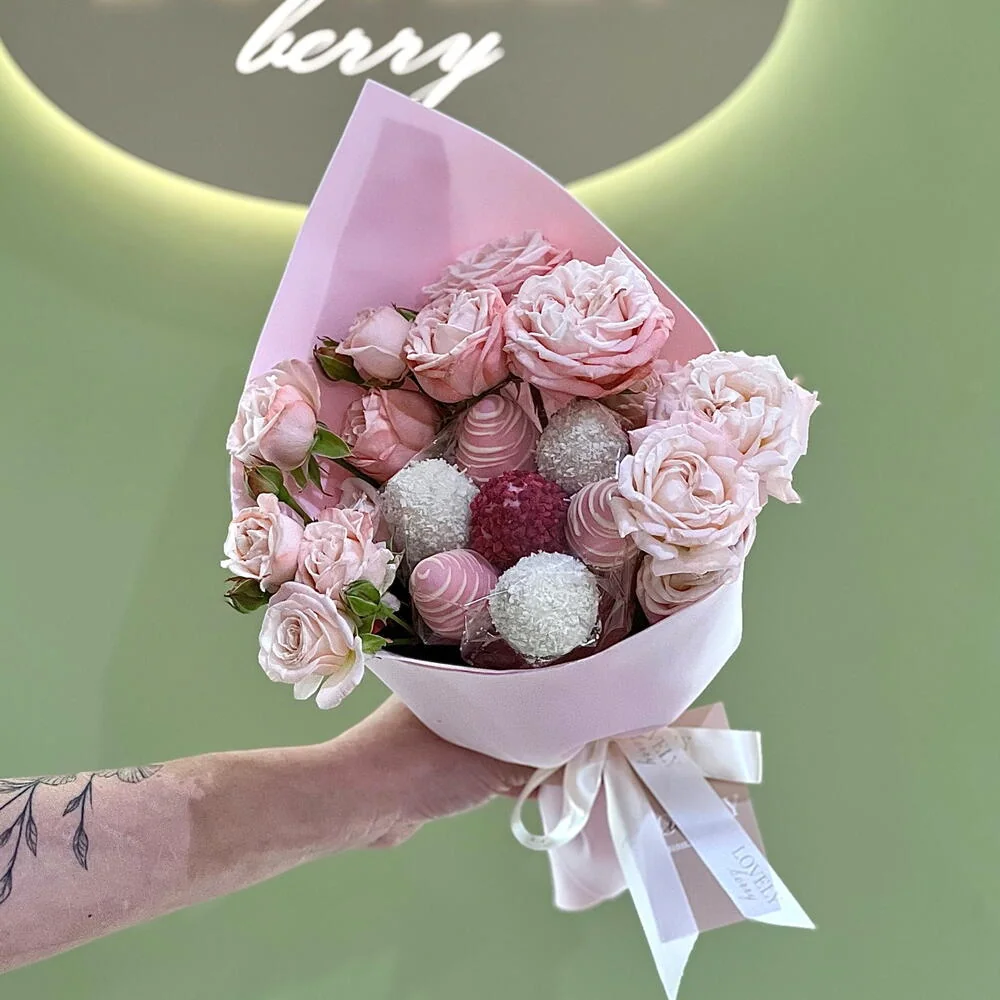 Букет из клубники в шоколаде и роз