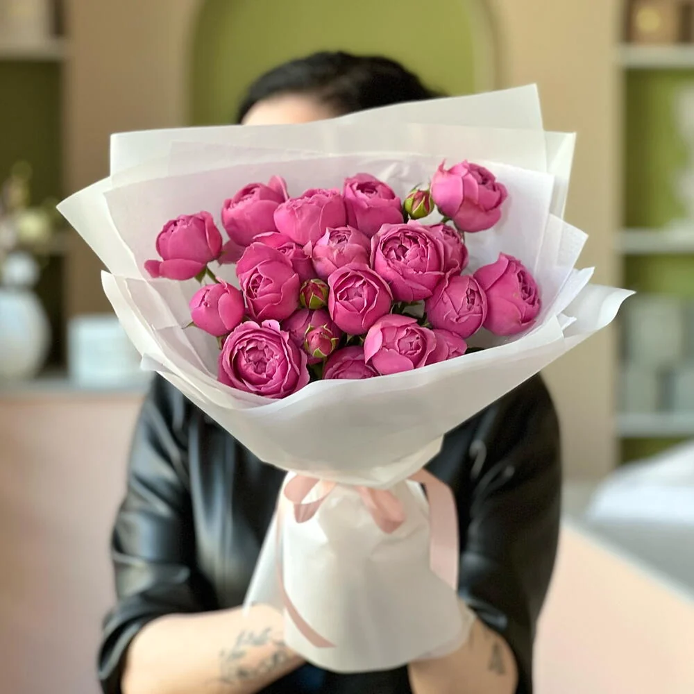 Пионовидные кустовые малиновые розы 