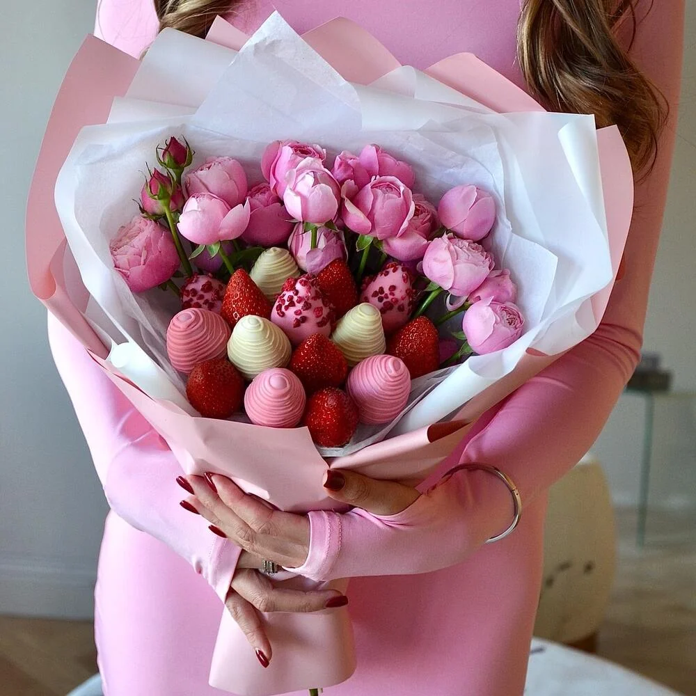 Букет с клубникой в шоколаде и пион. розами 🌸