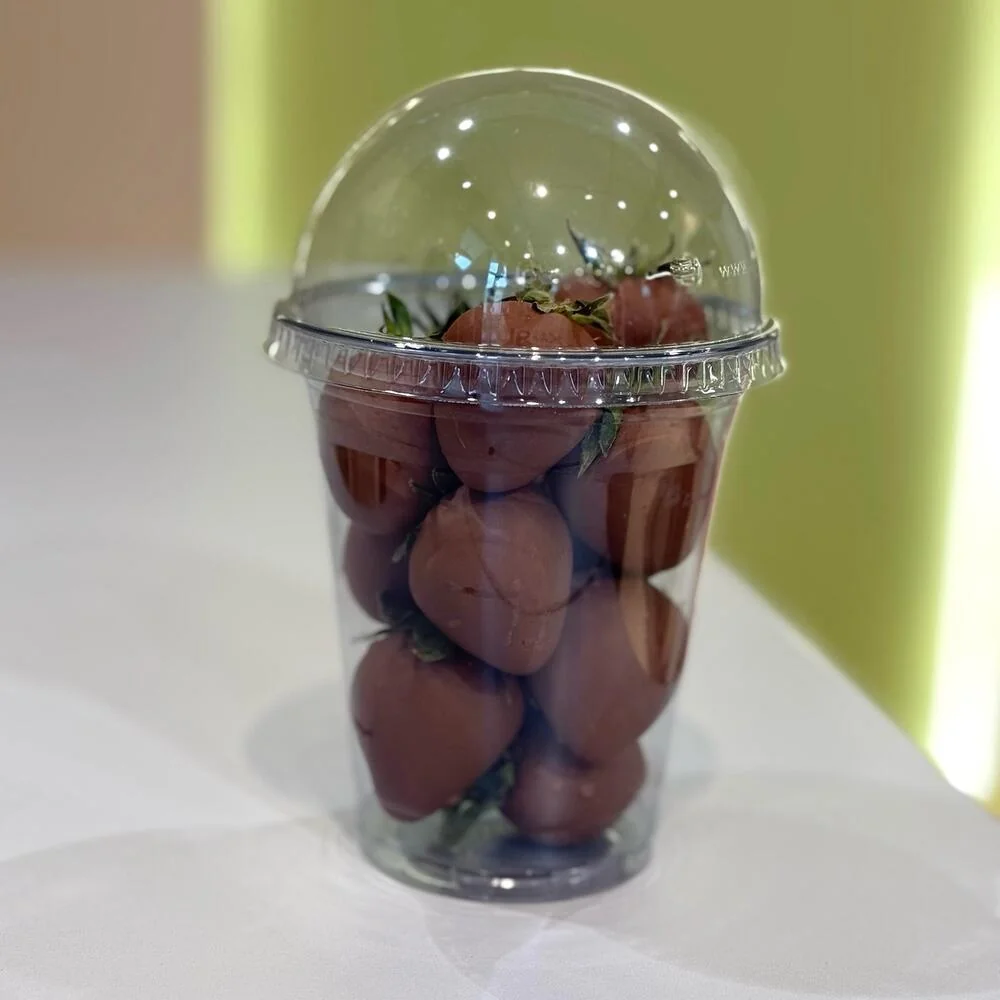 Клубника в молочном шоколаде в стакане 200г