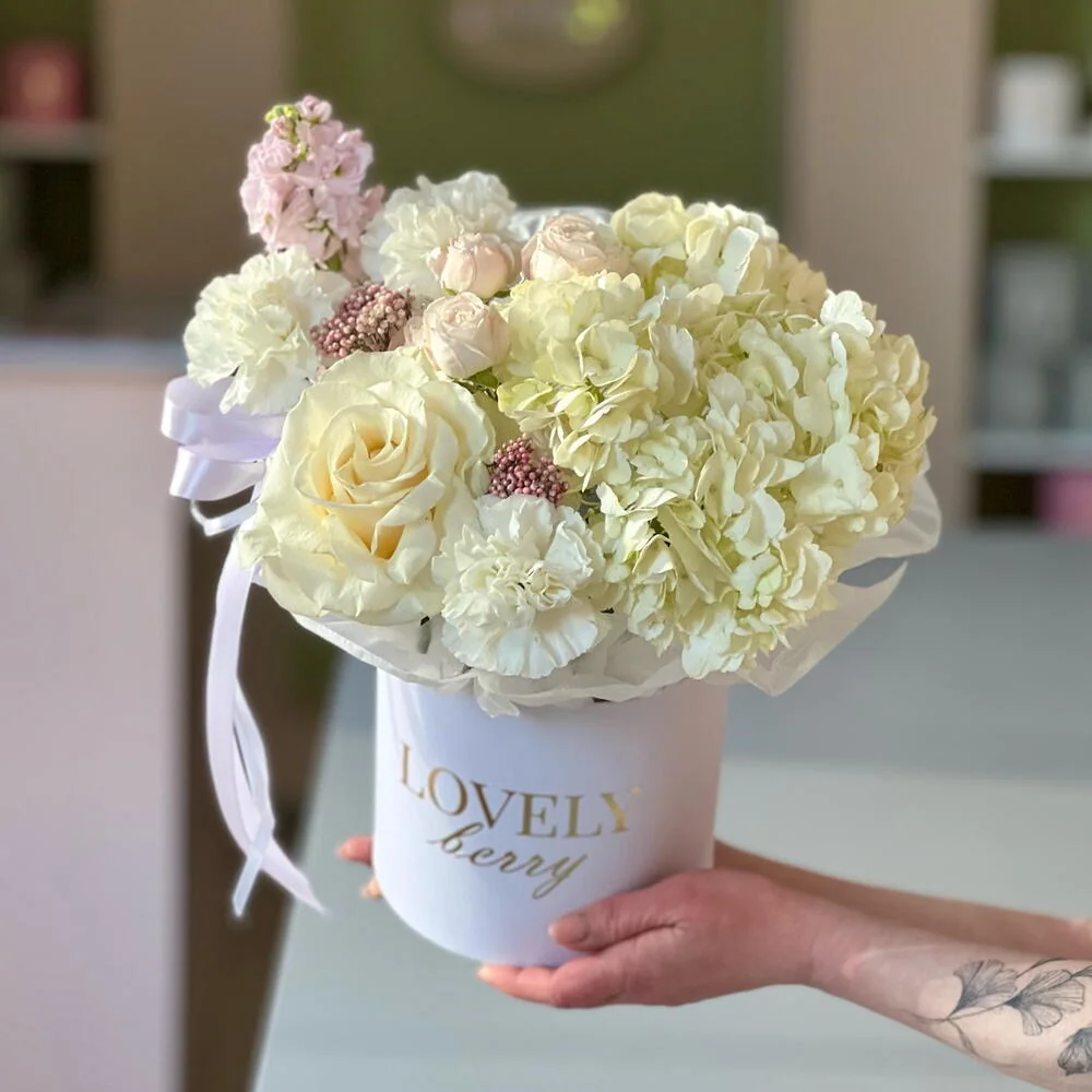 Гортензия и маттиола в коробке