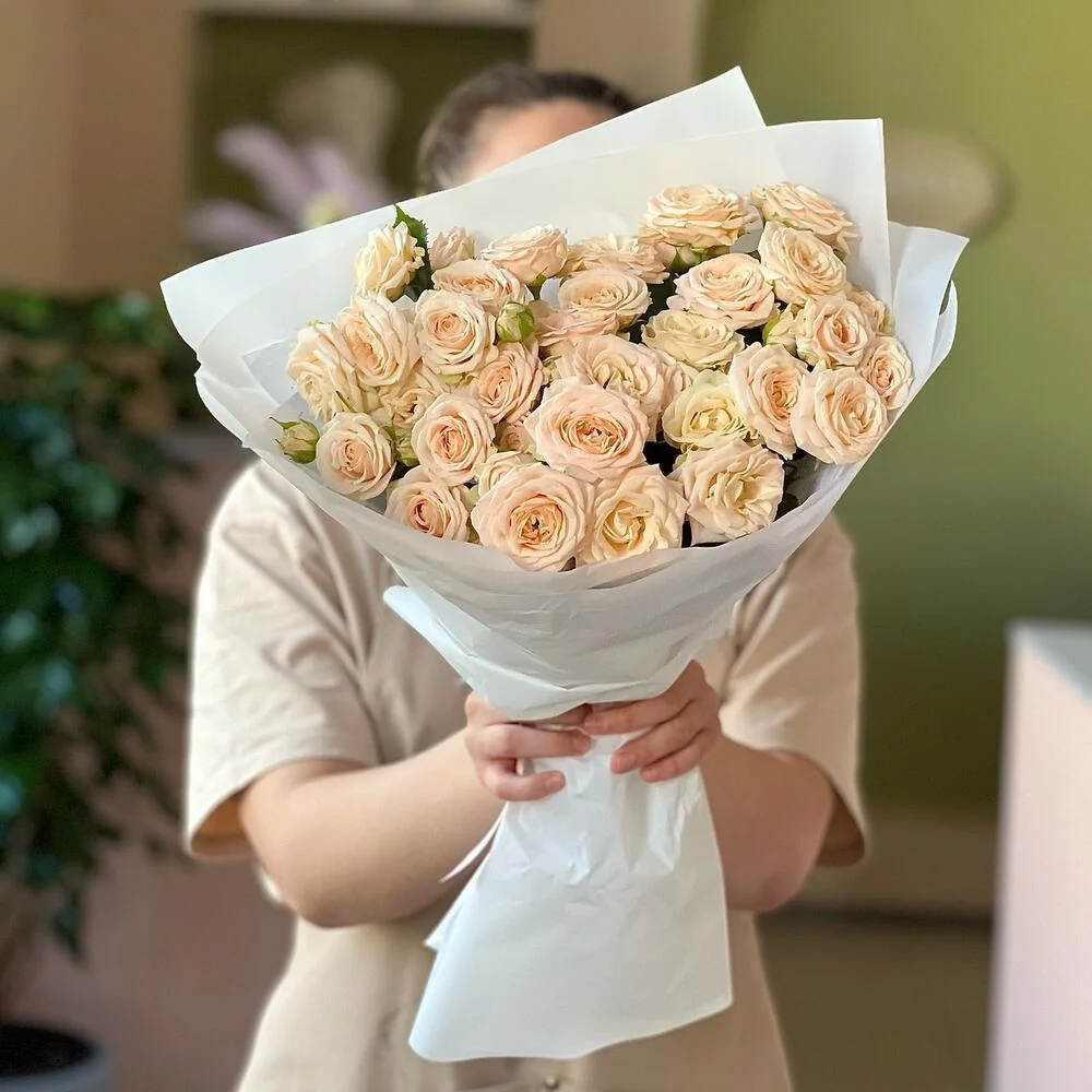 Букет с кустовыми розами 11 штук