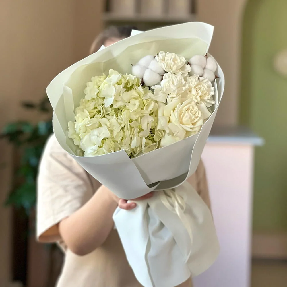 Букет с гортензией и хлопком