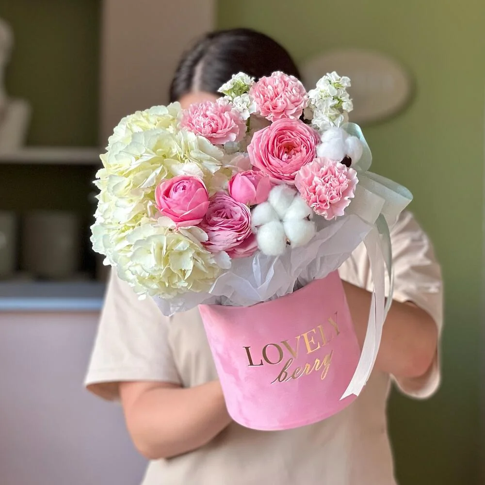 Гортензия с пионовидными розами в коробке