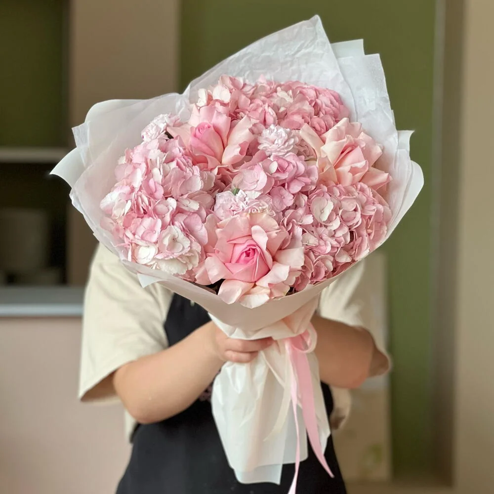 Букет с гортензией и французскими розами в розовом цвете