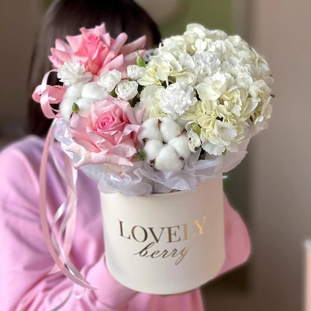 Гортензия с розами и хлопком