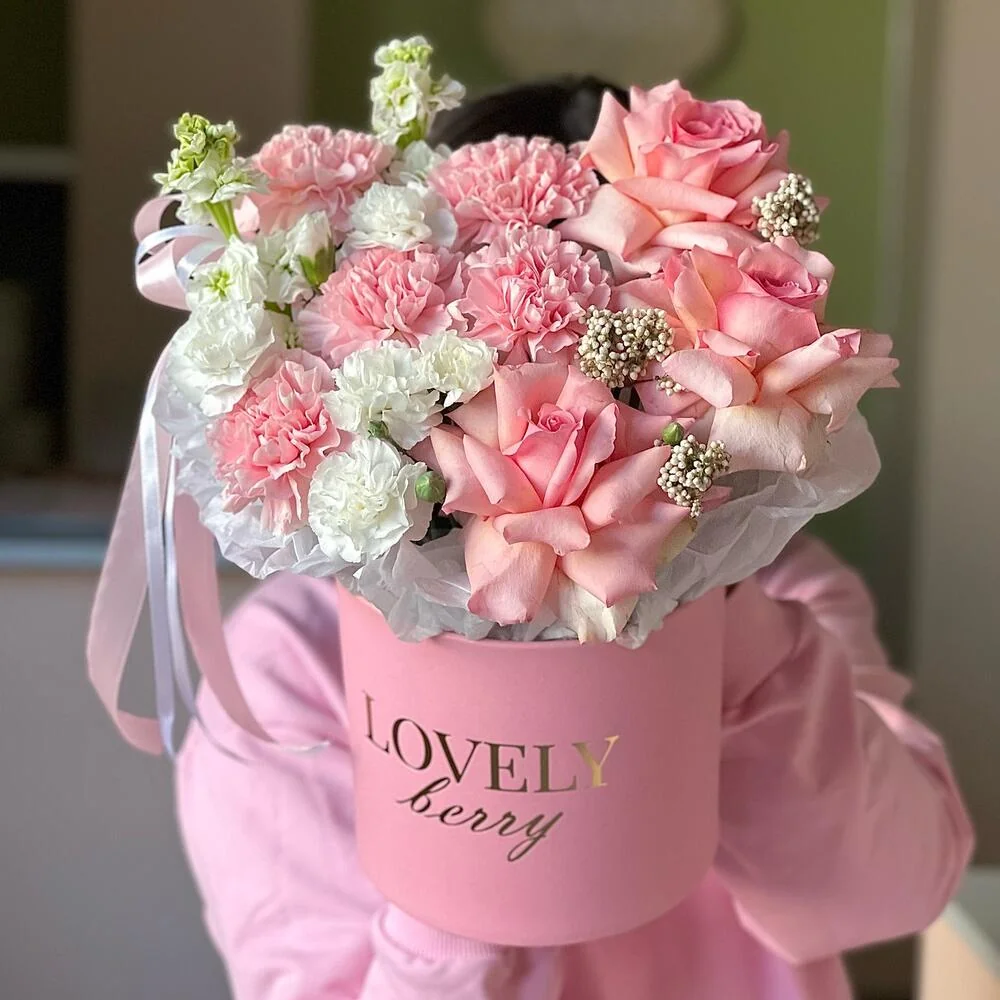 Розы с гвоздиками в коробке