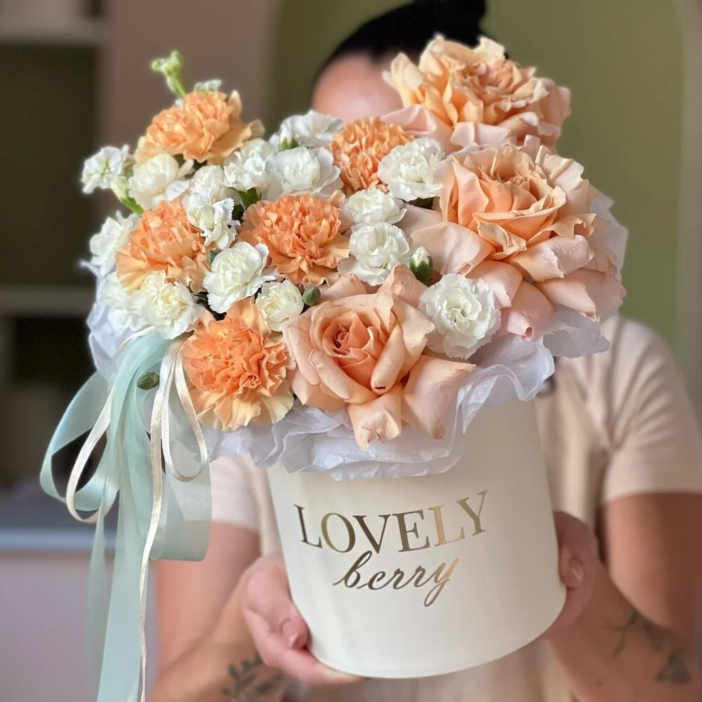 Персиковые пион.розы и гвоздики в коробке