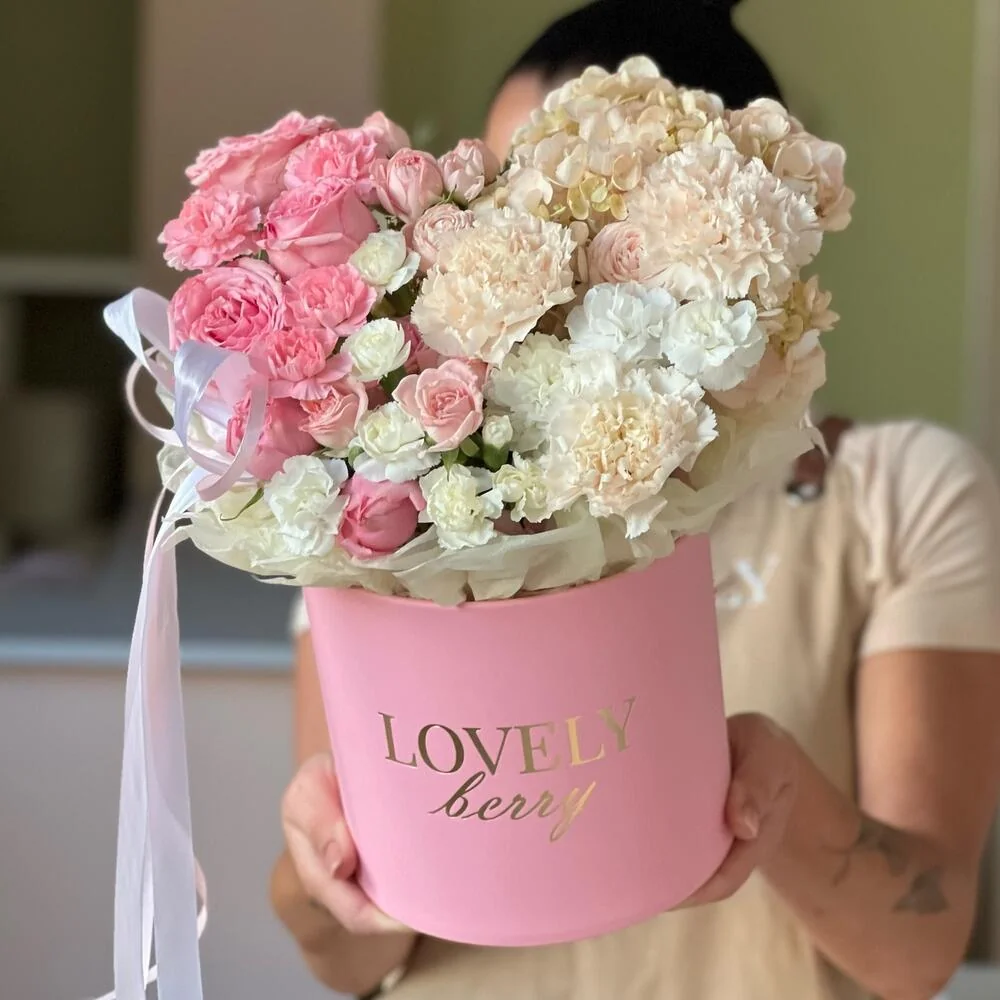 Пионовидные розы с гортензией в коробке