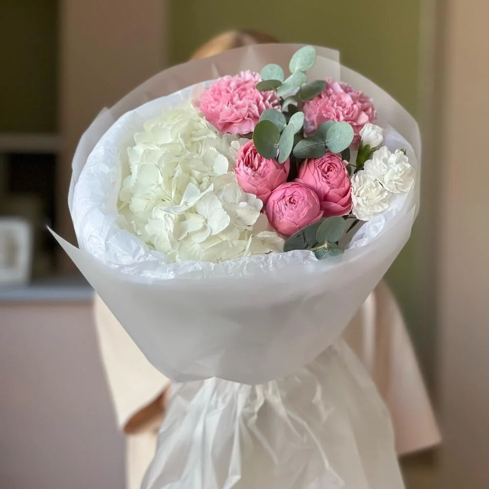 Букет с гортензией и пионовидной розой