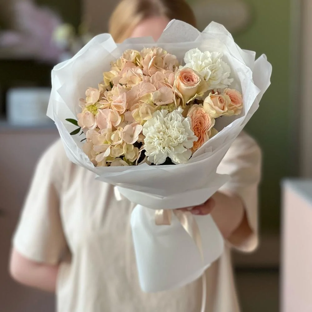 Мини-букет с гортензией и пионовидной розой