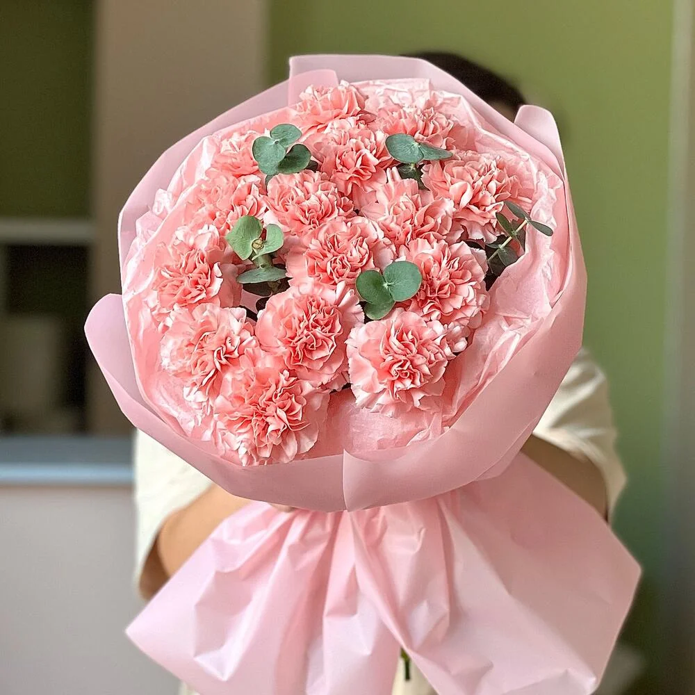 Букет с гвоздиками и эвкалиптом