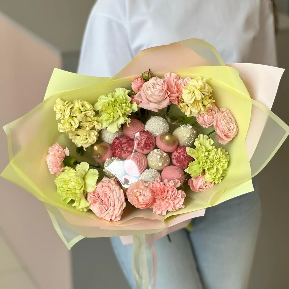 Букет с клубникой в шоколаде и цветами