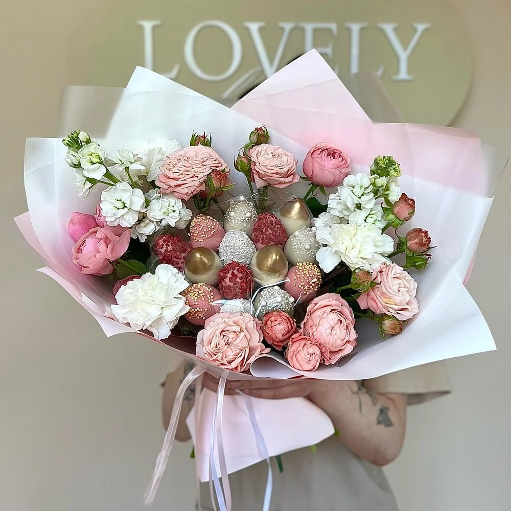 Букет с клубникой в шоколаде и цветами 2