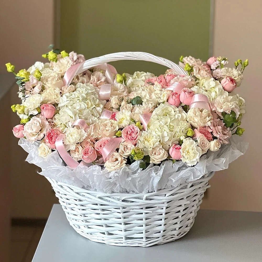Большая корзина с гортензиями и пион.розами