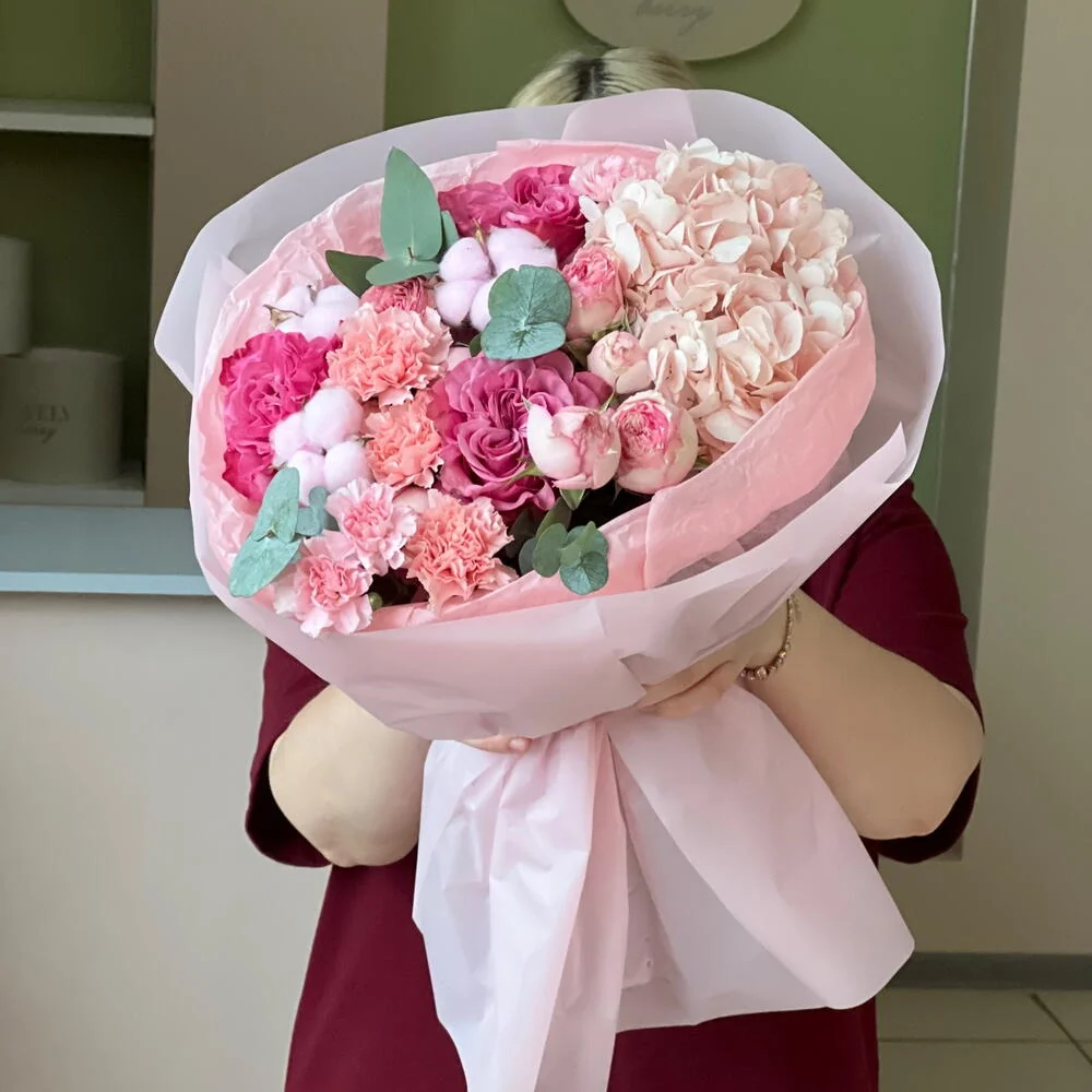 Букет с пионовидными розами и гвоздиками