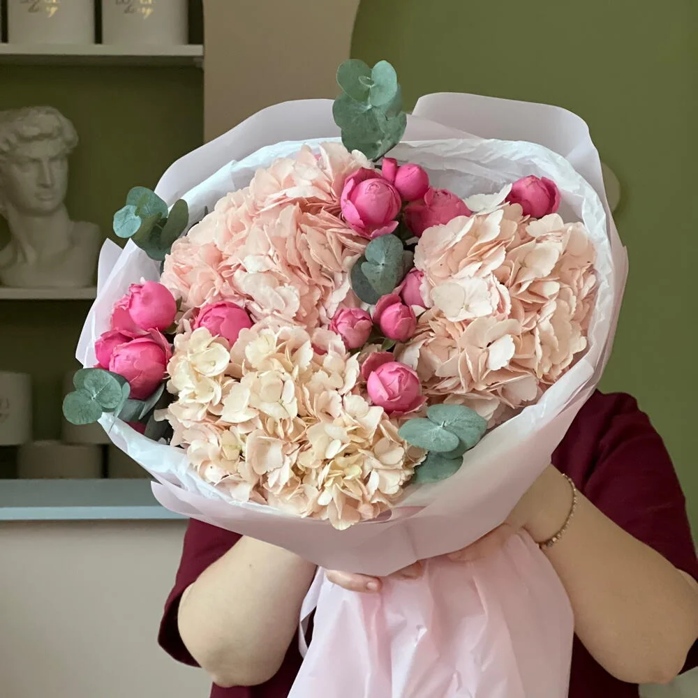 Букет с пионовидными розами и гортензиями и эвкалиптом