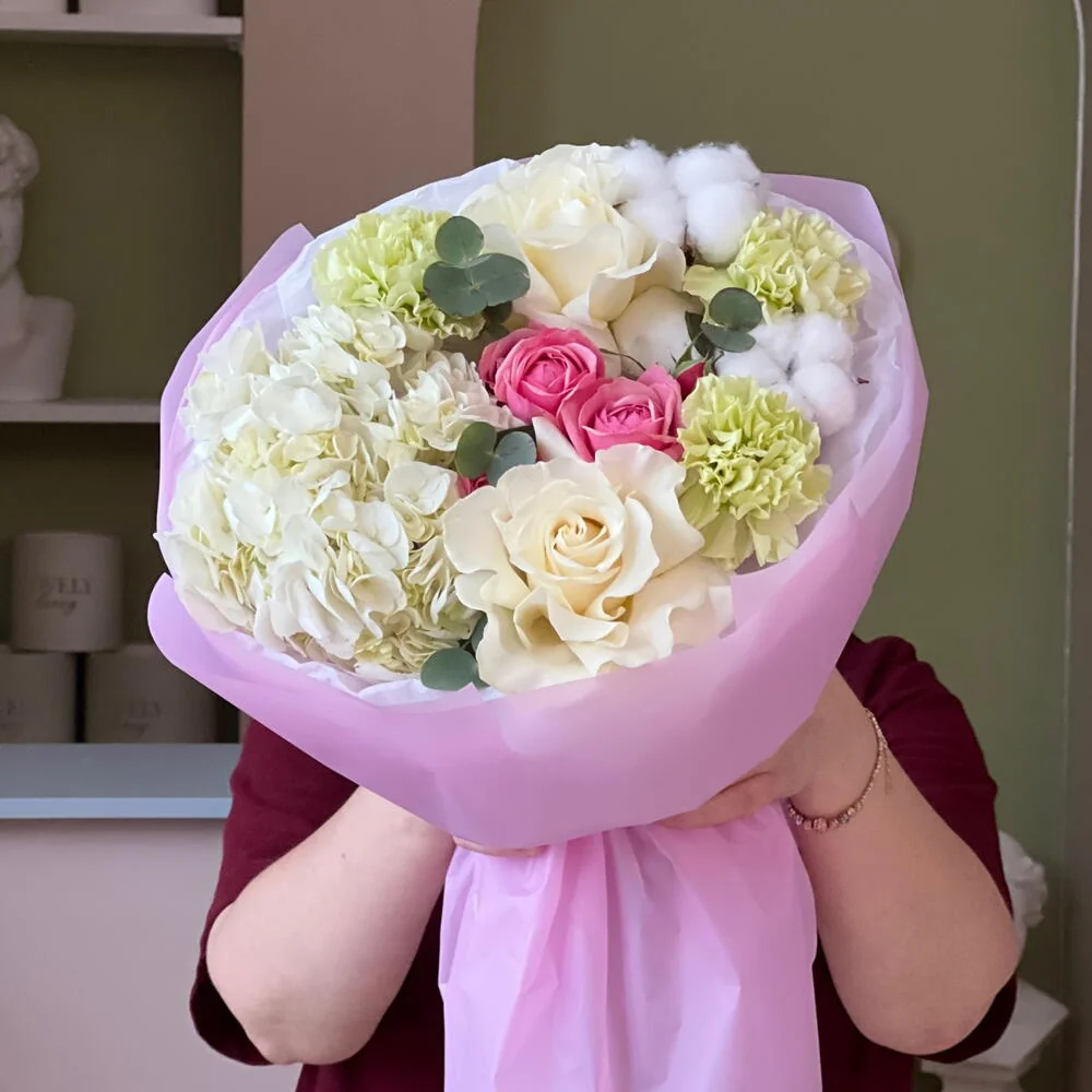 Букет с пионовидными розами и гортензией