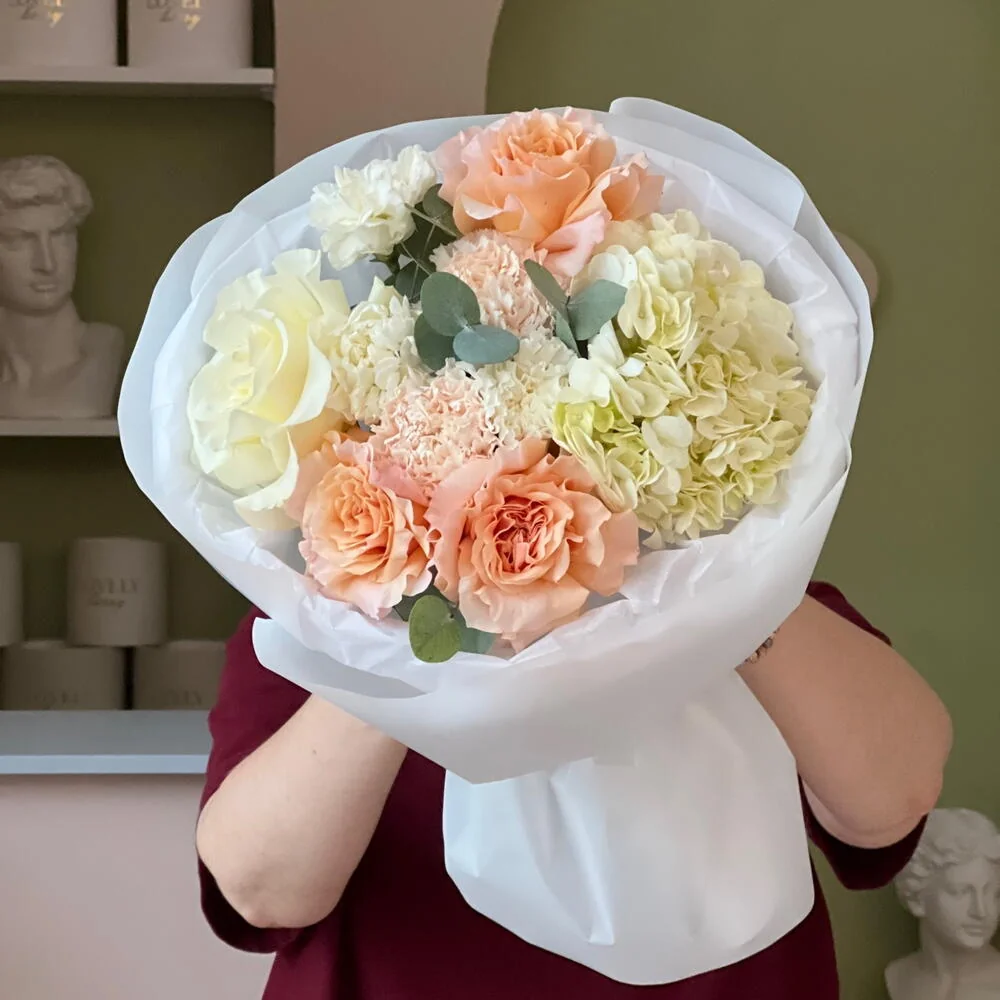 Букет с пионовидными розами и гортензией с эвкалиптом