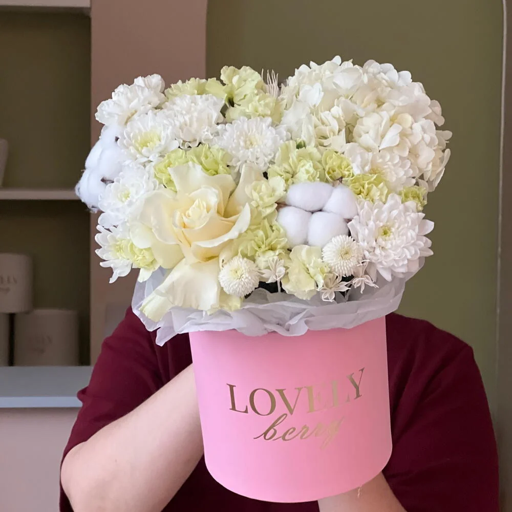 Хризантема с розой в коробке