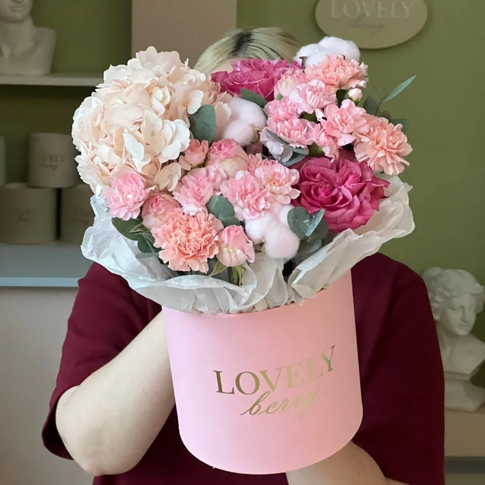 Пионовидные розы с гвоздиками в коробке